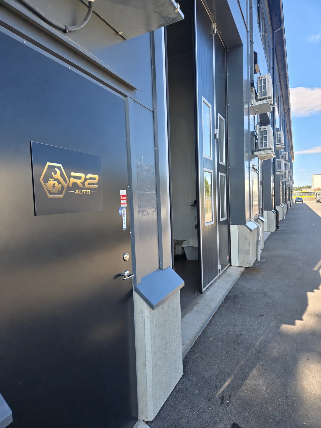 Entrén till R2 Auto på Södra Depågatan 9