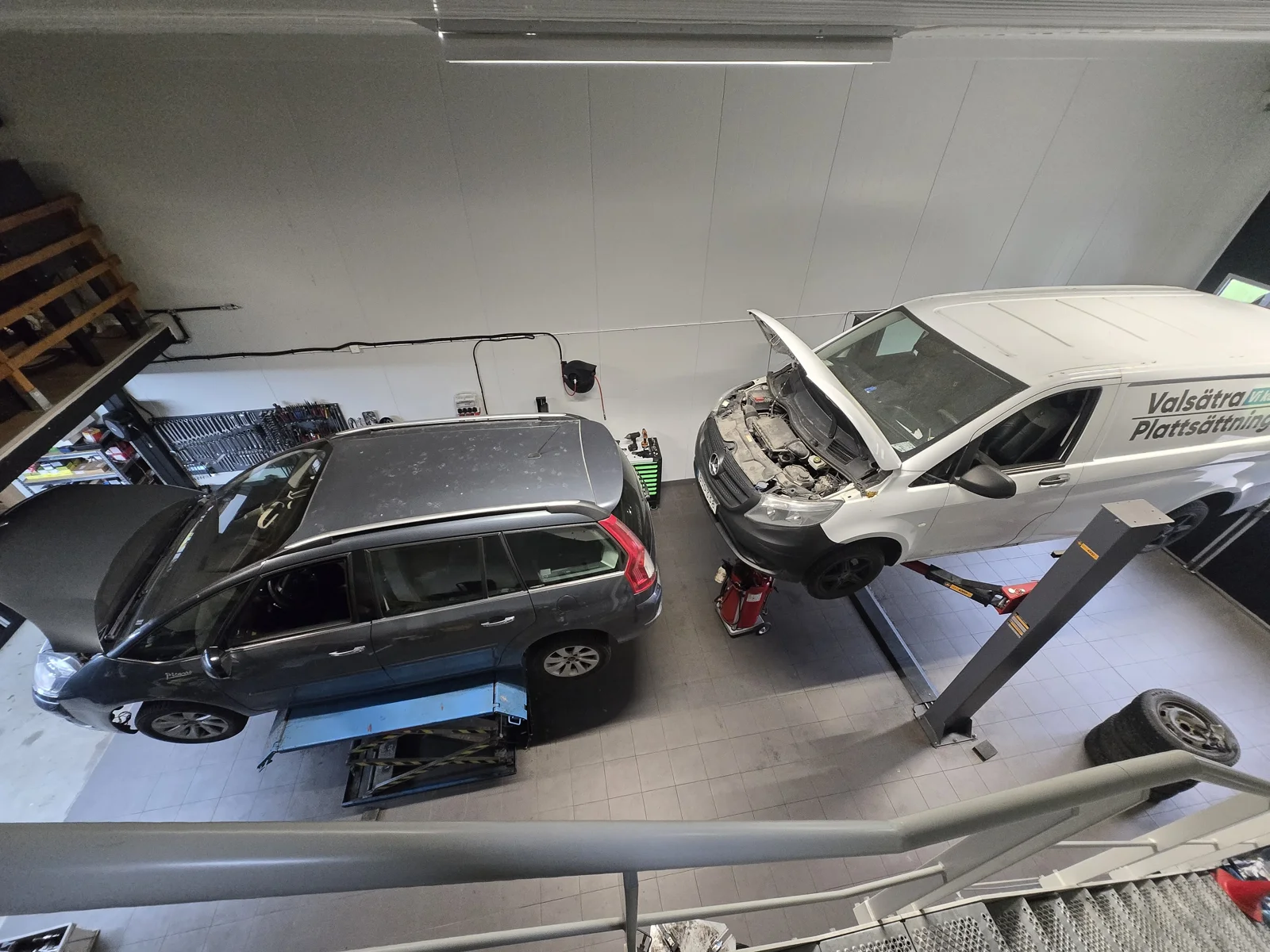 Bilar på lyft i R2 Autos verkstad